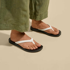 ‘Uiki Everyday Beach Sandals - Bright White / Lava Rock