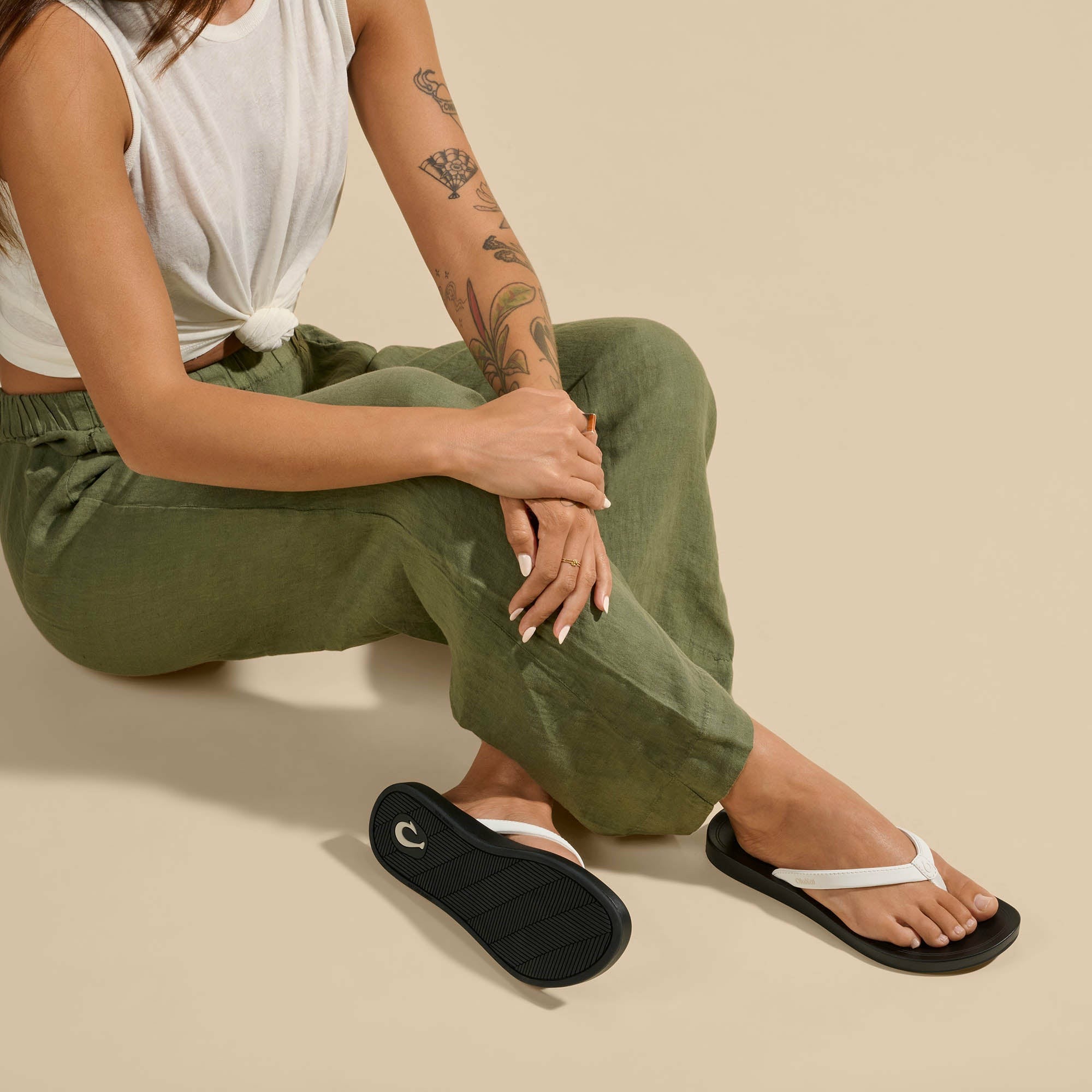 ‘Uiki Everyday Beach Sandals - Bright White / Lava Rock